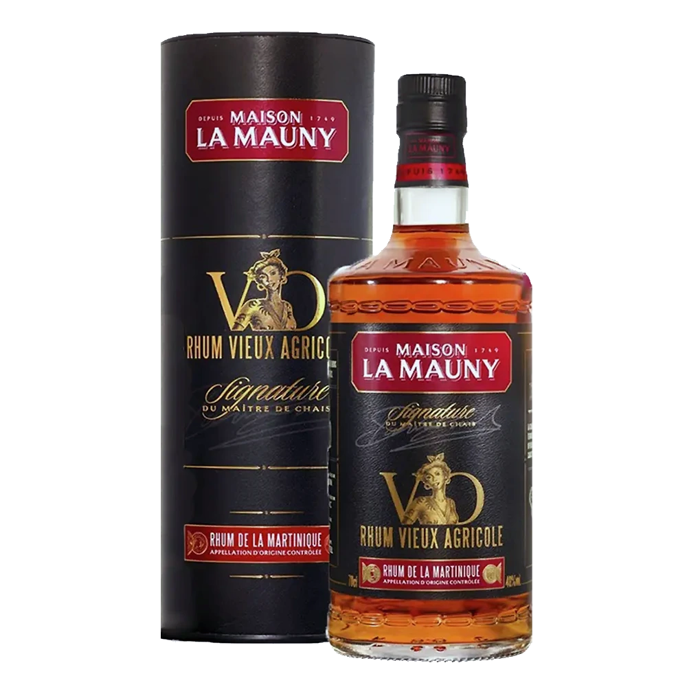 La Mauny VO Signature-Rhum-70-Cl Flacon de rhum Vieux Agricole La Mauny Signature accompagné d’un élégant tube cylindrical logo noir et doré, étiquette rouge MAISON LA MAUNY.