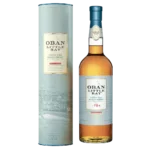 Bouteille de whisky écossais Oban Little Bay 1794 à droite avec étiquette bleu clair; boîte cylindrique assortie à gauche.
