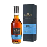 Camus VSOP Intensely aromatic cognac dans sa bouteille bouteille et coffret bleu assorti, logo Camus et étiquette VSOP.