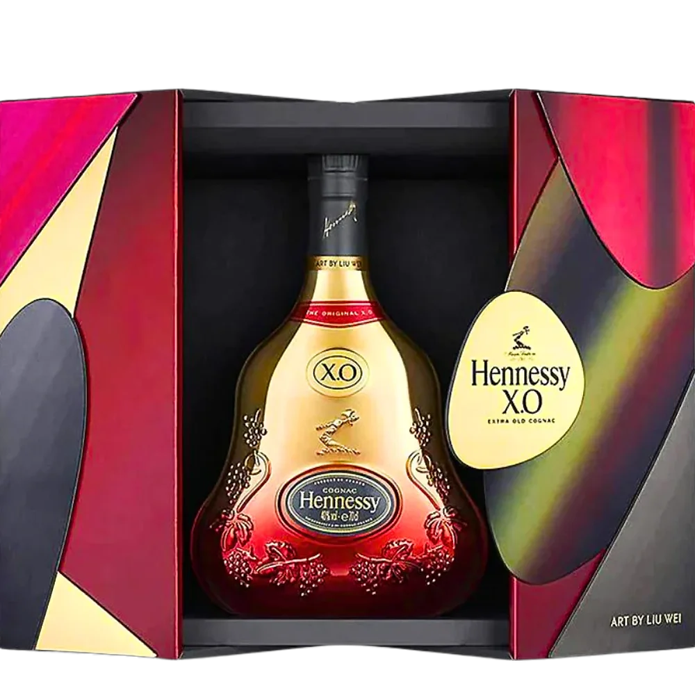 Hennessy XO Luna rare edition-70Cl Bouteille Hennessy XO Luna rare edition présentée dans coffret coloré, avec étiquette “Hennessy X.O” et décoration en rouge, doré et gravures pivoine.