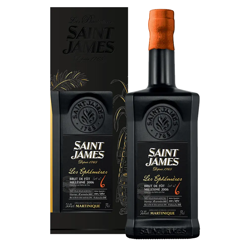 Saint James Les Ephémères 6-70-Cl Bouteille sombre de Saint James Les Éphémères 6 – Spirit Bacchus, boîte cadeau noire élégante assortie, étiquette dorée et motif relief Saint James.