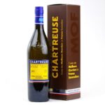 Chartreuse Cuvée MOF - Sprit Bacchus: bouteille de Chartreuse avec emballage marron inscription “CHARTREUSE” jaune et texte sur la boîte.