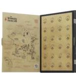 Coffret dégustation de whiskies français "A Frenchy - Sprit Bacchus" ouvert, montrant une carte des distilleries sur le côté gauche et une grille d’œufs numérotés 01 à 24 sur le volet droit.