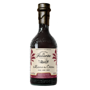 Rhum La Favorite Réserve du Château 2025 en bouteille sombre, étiquette beige avec palmier et texte « la Favorite », finition dorée.