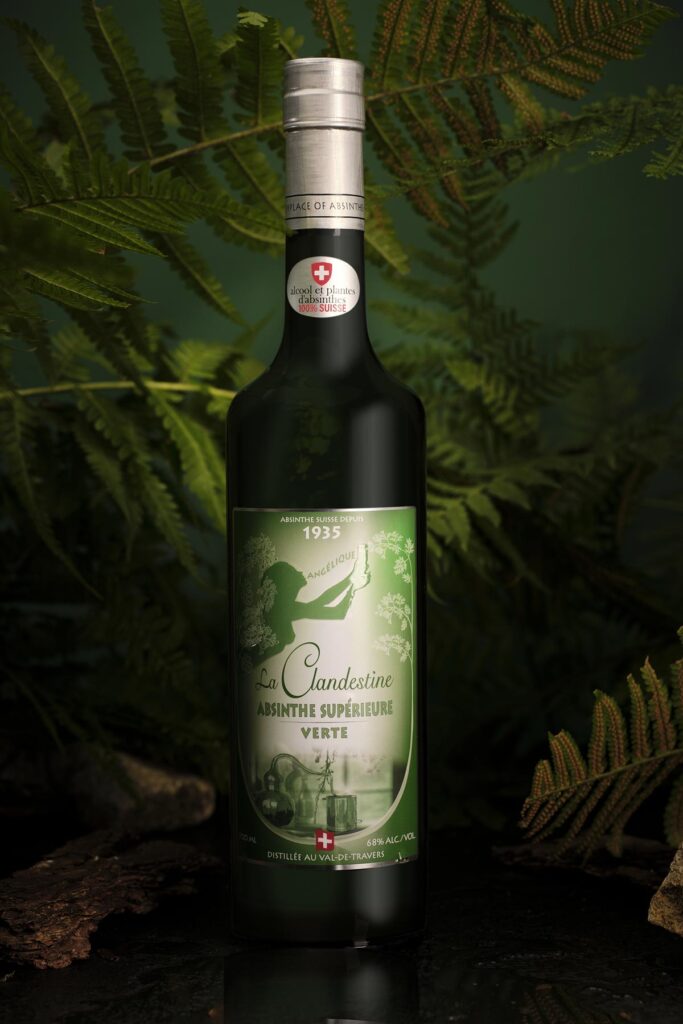Bouteille d’absinthe verte ancienne sur fond verdoyant, étiquette verte et silhouette féminine délicate, logo suisse, ambiance naturelle. absinthe verte ou blanche différence.