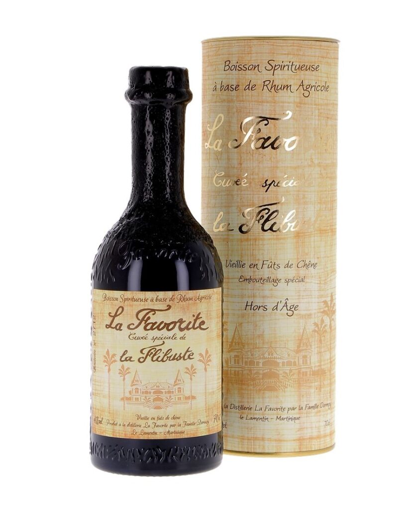Bouteille sombre de rhum La Favorite avec étiquette beige et tube d’emballage assorti, présentée comme meilleur verre à rhum pour dégustation et collection.