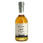 Petite bouteille de rhum ambré La Favorite Exploration N°5, 70 cl, avec bouchon métallique et étiquette couleur crème affichant le nom Distillerie La Favorite et Martinique.