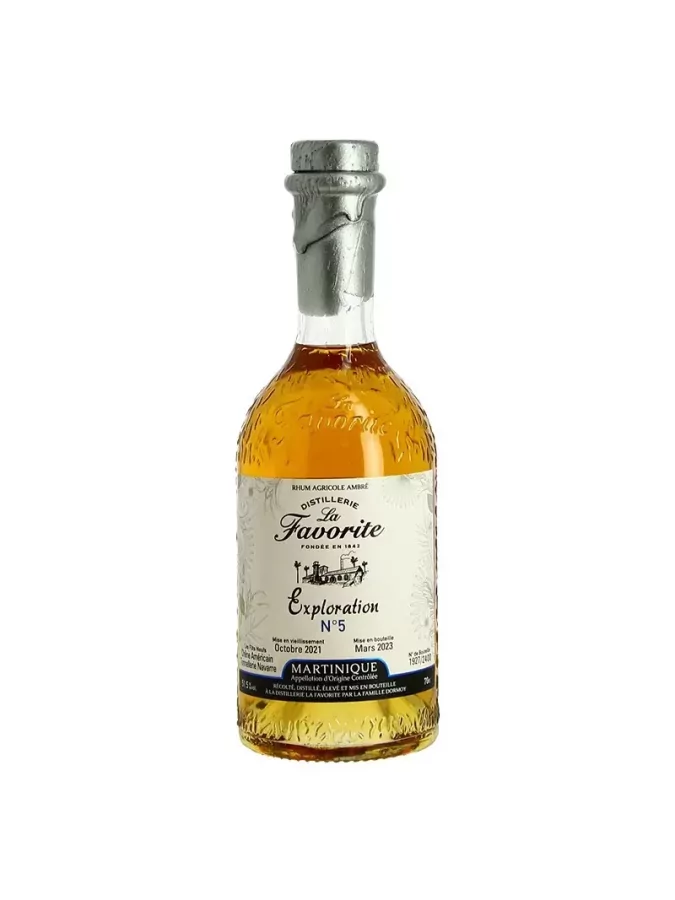 la-favorite-exploration-5 Petite bouteille de rhum ambré La Favorite Exploration N°5, 70 cl, avec bouchon métallique et étiquette couleur crème affichant le nom Distillerie La Favorite et Martinique.