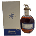Bouteille de bourbon Blanton’s Single Barrel 491 avec timbre et bouchon à cheval, accompagnée de son étui bleu et argenté.