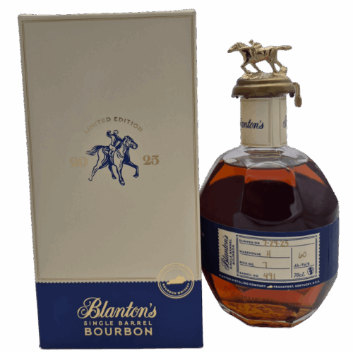 Bouteille de bourbon Blanton’s Single Barrel 491 avec timbre et bouchon à cheval, accompagnée de son étui bleu et argenté.