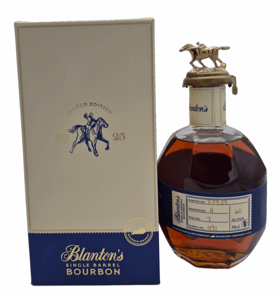 Bouteille de bourbon Blanton’s Single Barrel 491 avec timbre et bouchon à cheval, accompagnée de son étui bleu et argenté.