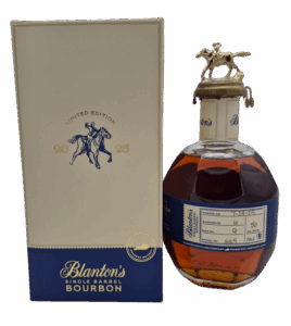 Bouteille de bourbon Blanton’s Single Barrel numéro 665, avec bouchon métallique équestre, accompagnée d’un emballage-carton “Limited Edition 2015-1995”, couleur ambrée.