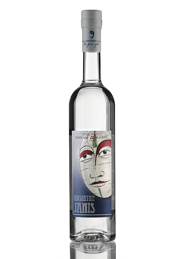 Bouteille d’absinthe suisse “Janis” claire avec étiquette artistique représentant un visage stylisé, bouchon gris, texte visible. Ce visuel illustre une boisson spiritueuse prête à être dégustée selon les conseils de la page. comment déguster absinthe suisse intégrée naturellement.