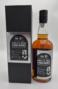 Whisky Ichiro’s Malt Chichibu Silver Oak Cask Finish 2025 en bouteille dorée, accompagnée d’un emballage noir élégant.
