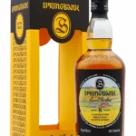 Whisky Springbank 8 ans Local Barley 2024 dans sa bouteille, présentée avec son emballage noir et jaune.