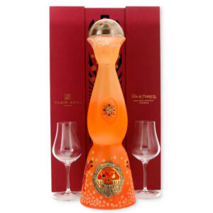 Tequila Clase Azul Día de Muertos Aromas 2023: bouteille orange festive en forme sculpturale avec capuchon doré, accompagnée de deux verres et coffret rouge.