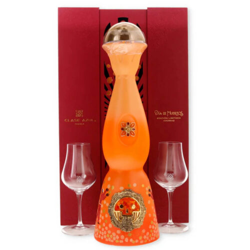 Tequila Clase Azul Día de Muertos Aromas 2023: bouteille orange festive en forme sculpturale avec capuchon doré, accompagnée de deux verres et coffret rouge.