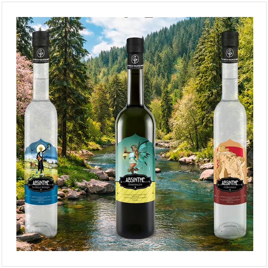 Trois bouteilles d’absinthe Origine posées au bord d’une rivière, avec décorations colorées et paysage forestier. absinthe alcool origine