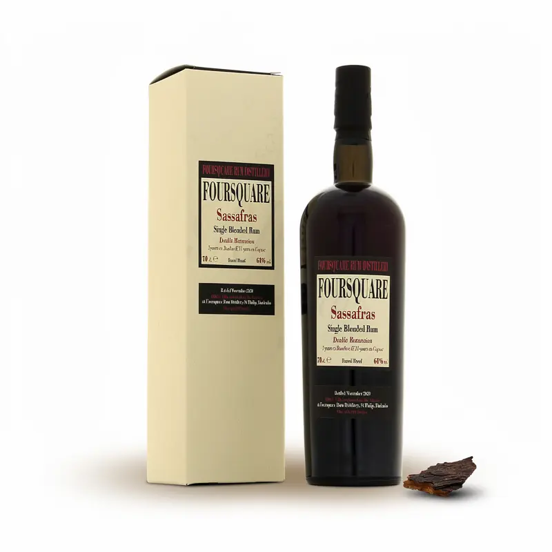 Bonne bouteille de rhum à offrir : bouteille Foursquare Sassafras avec coffret cadeau et éclat de cacao sur fond blanc