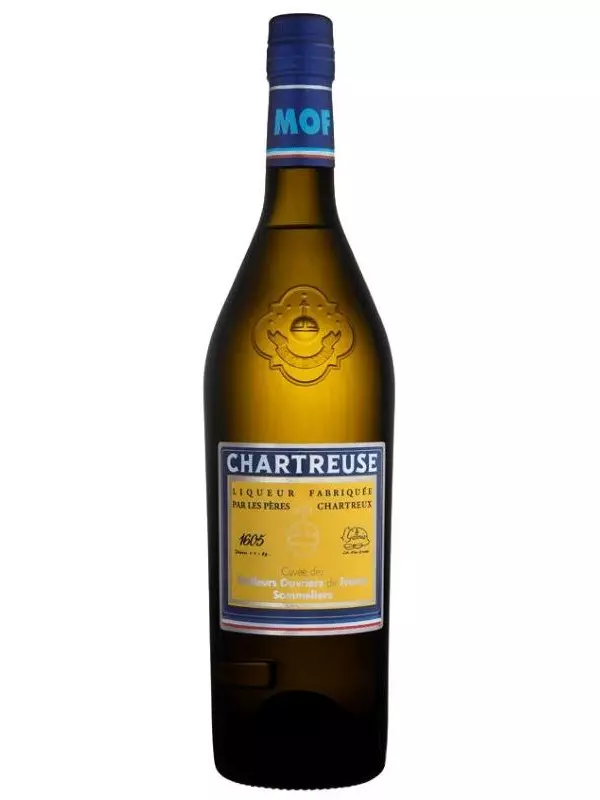 Bouteille d’absinthe artisanale Chartreuse, design jaune et bleu, label “Chartreuse” et bouchon bleu. absinthe 19eme siecle évoquée par le contexte historique.