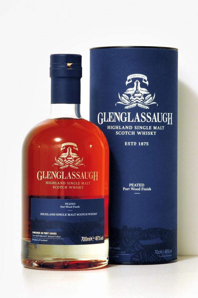 Bouteille d’absinthe écossaise Glenglassaugh à 700 ml avec étui bleu, distillé en finition Port Wood, couleur ambrée. absinthe alcool fort composition intégrée.