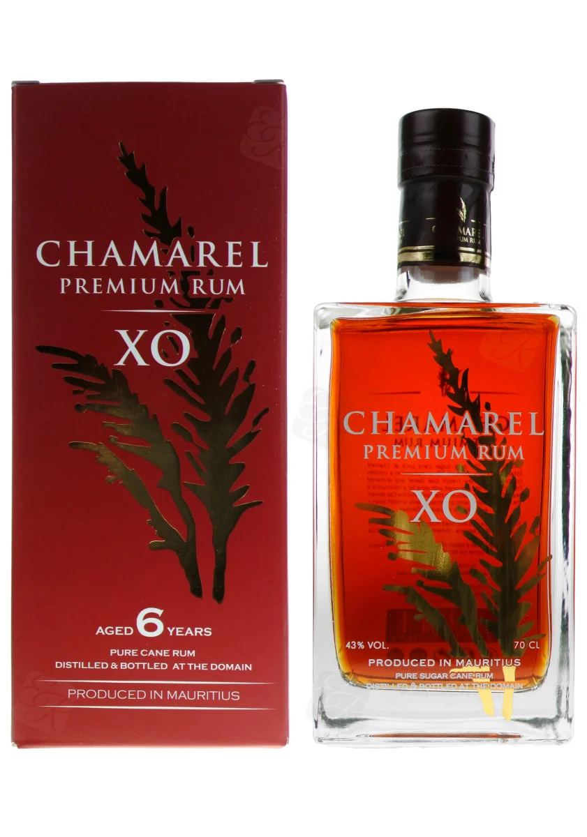 Bouteille de rhum Chamarel XO premium avec étiquette rouge et emballage assorti, indiquant 6 ans et 43% vol, produit à Maurice. conservation rhum arrangé ouvert mentionnée.