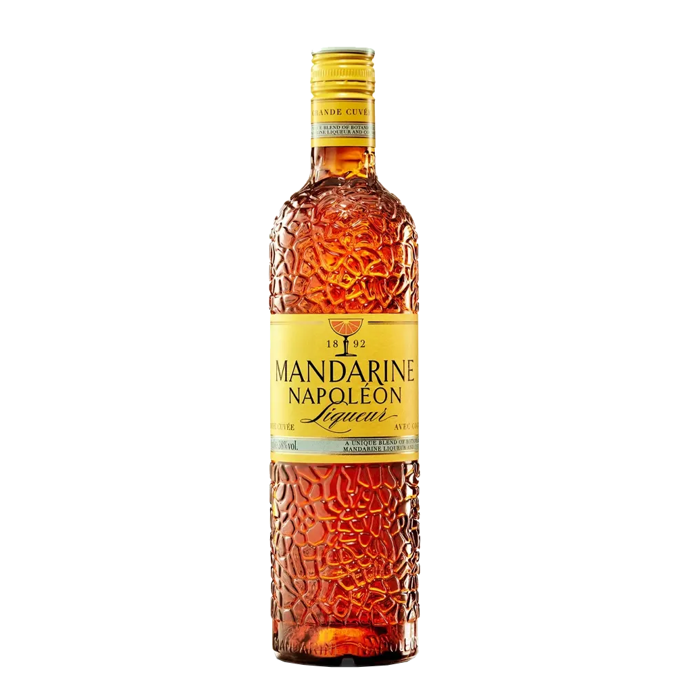 Flasque bouteille de liqueur Mandarine Napoléon avec étiquette jaune et bouchon doré.